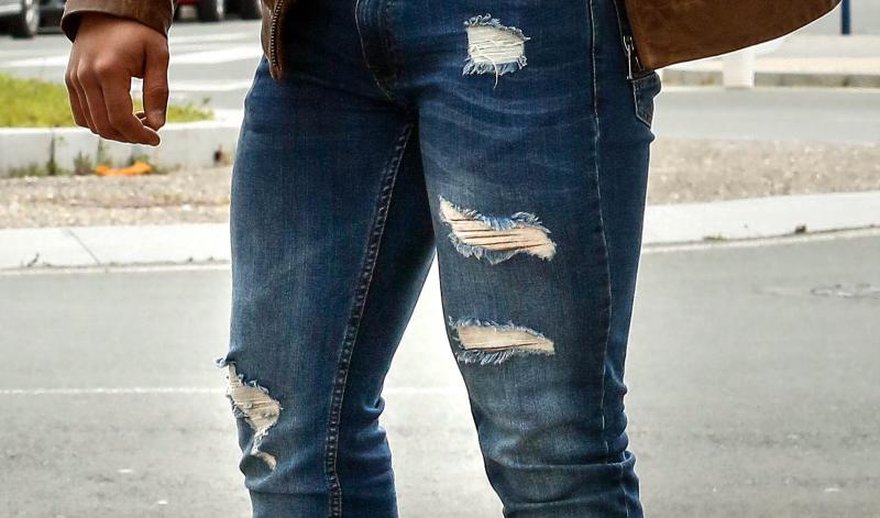 A Sebastián Correa le gusta el estilo “formal”, las camisas y el traje. Para el paseo de hoy ha escogido una cazadora de cuero marrón y vaqueros rotos.