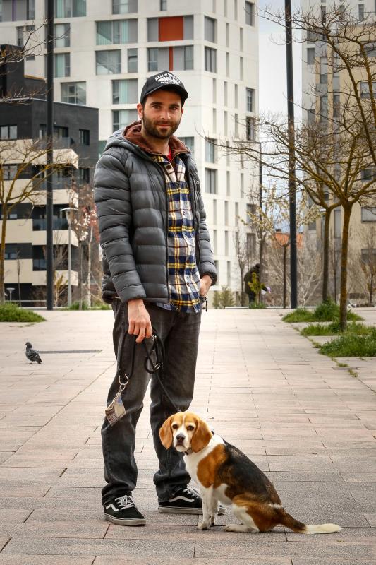 Edu Pereda es un incondicional del estilo ‘skater’: gorras, camisas de cuadros, pantalones anchos y deportivas trotadas.