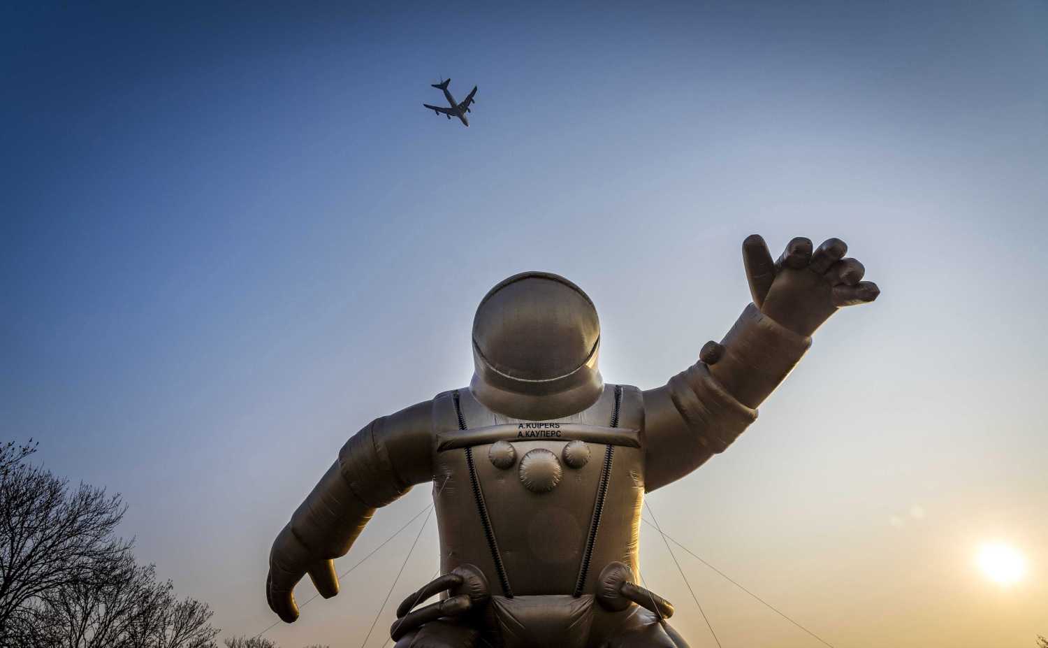 Vista de una escultura hinchable del traje de astronauta de Andre Kuiper para celebrar el inicio de la Semana del Museo Nacional en Sassenheim, Holanda.Kuipers llevó este traje presurizado en 2004 durante su aventura espacial a bordo de la cápsula Soyuz