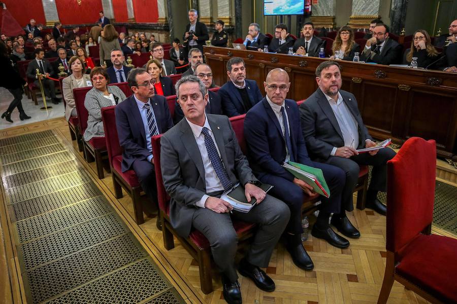 Los líderes separatistas (de izquierda a derecha), Oriol Junqueras, Raul Romeva, Joaquim Forn, Jordi Sanchez, Jordi Turull, Josep Rull, Jordi Cuixart, Carme Forcadell, Dolors Bassa, Carles Mundo, Santi Vila and Meritxel Borras.