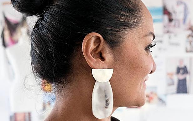 Imagen principal - Unos pendientes, alpargatas y vestido fabricados sin materiales de origen animal.