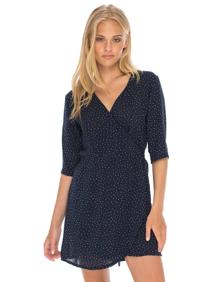 Imagen secundaria 2 - Unos pendientes, alpargatas y vestido fabricados sin materiales de origen animal.