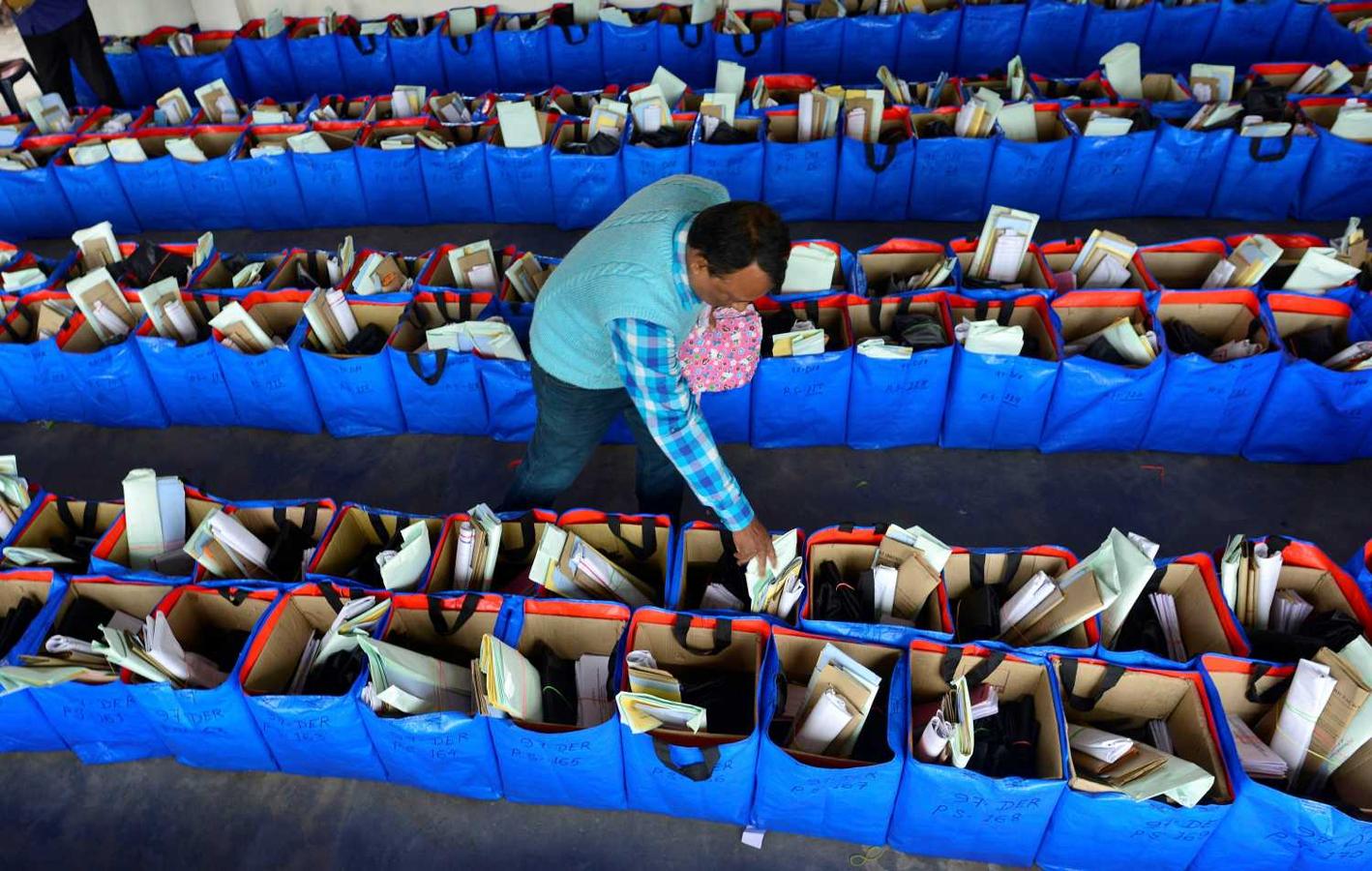 Un empleado electoral pone a punto los materiales necesarios para votar en el distrito de Jorhat, India