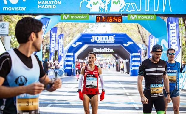 Azucena Díaz a su paso por la línea de meta.