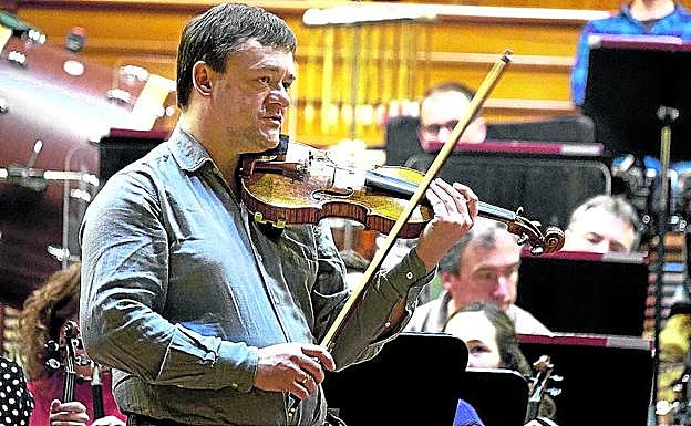 Frank Peter Zimmermann, durante un ensayo con la OSE. 