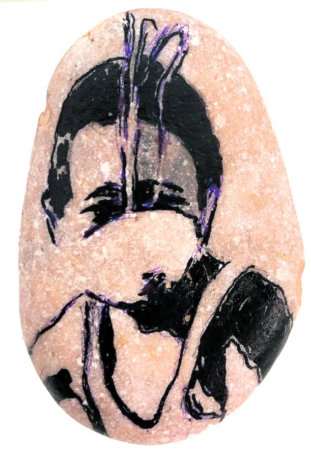 Imagen secundaria 2 - En piedra. Grabados del periodista Yaser Murtaya, la joven enfermera Razan Ashraf Najjar y el fotógrafo Ahmad Abu Hussein, todos abatidos por disparos israelíes.