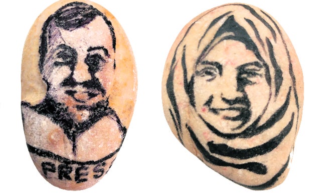 Imagen principal - En piedra. Grabados del periodista Yaser Murtaya, la joven enfermera Razan Ashraf Najjar y el fotógrafo Ahmad Abu Hussein, todos abatidos por disparos israelíes.