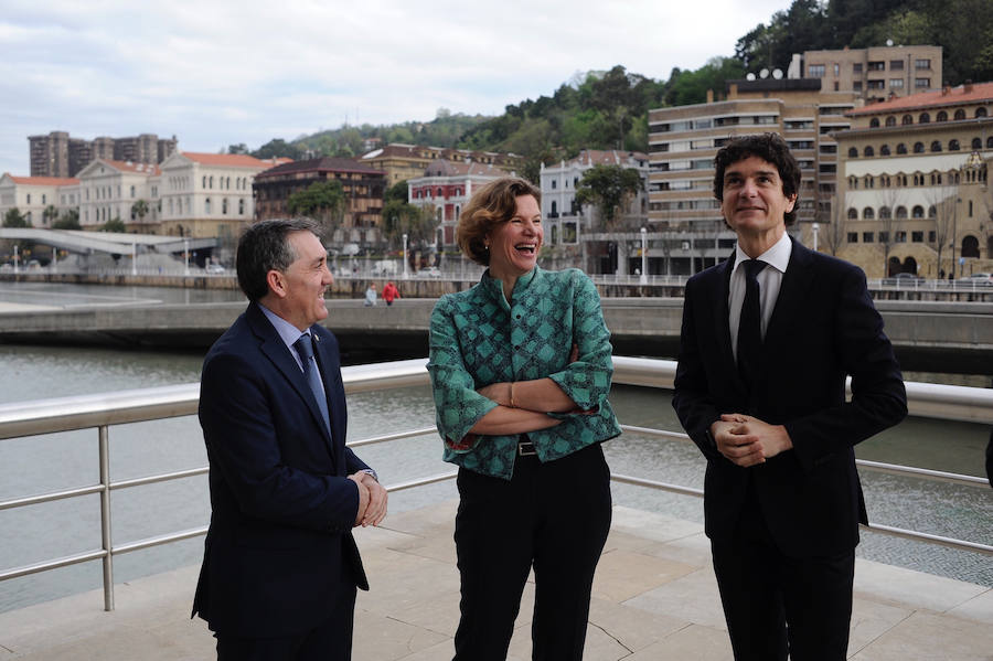 Mariana Mazzucato, junto a Álvaro de la Rica y Unai Rementeria. 