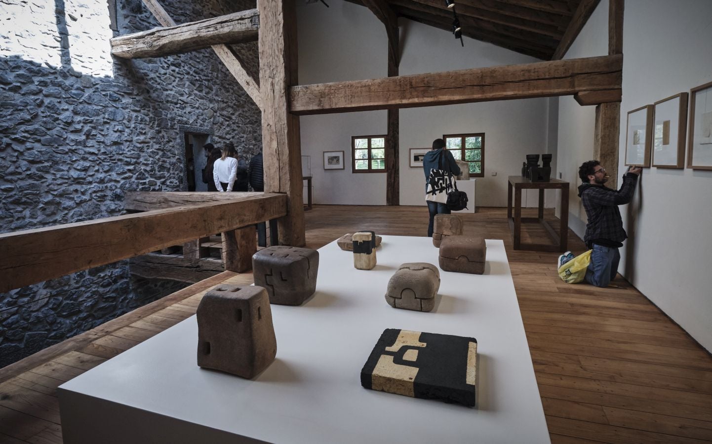 Los responsables del remodelado museo de Zabalaga presentan las nuevas instalaciones y la exposición inaugural antes de su reapertura al público