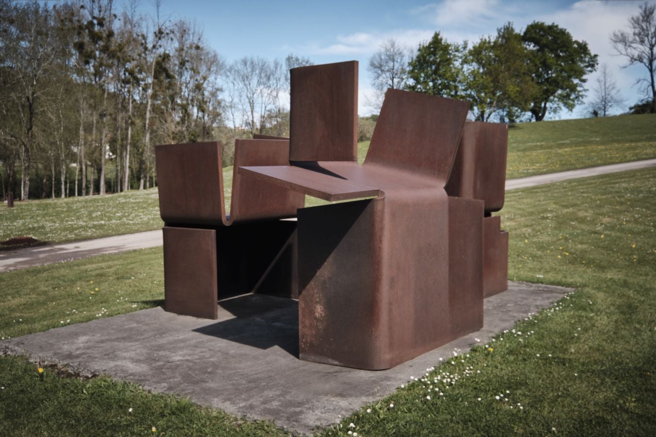 Los responsables del remodelado museo de Zabalaga presentan las nuevas instalaciones y la exposición inaugural antes de su reapertura al público