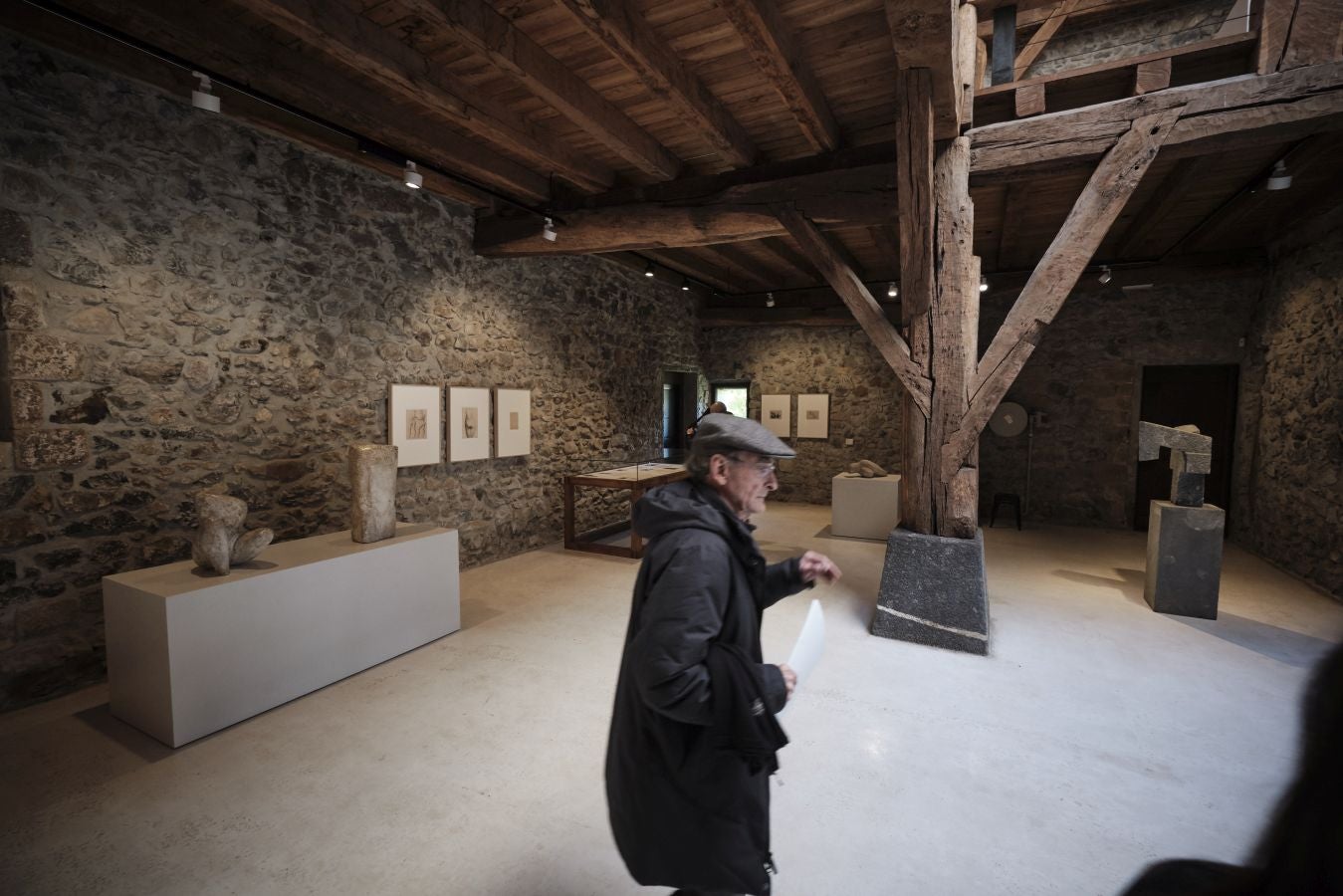 Los responsables del remodelado museo de Zabalaga presentan las nuevas instalaciones y la exposición inaugural antes de su reapertura al público