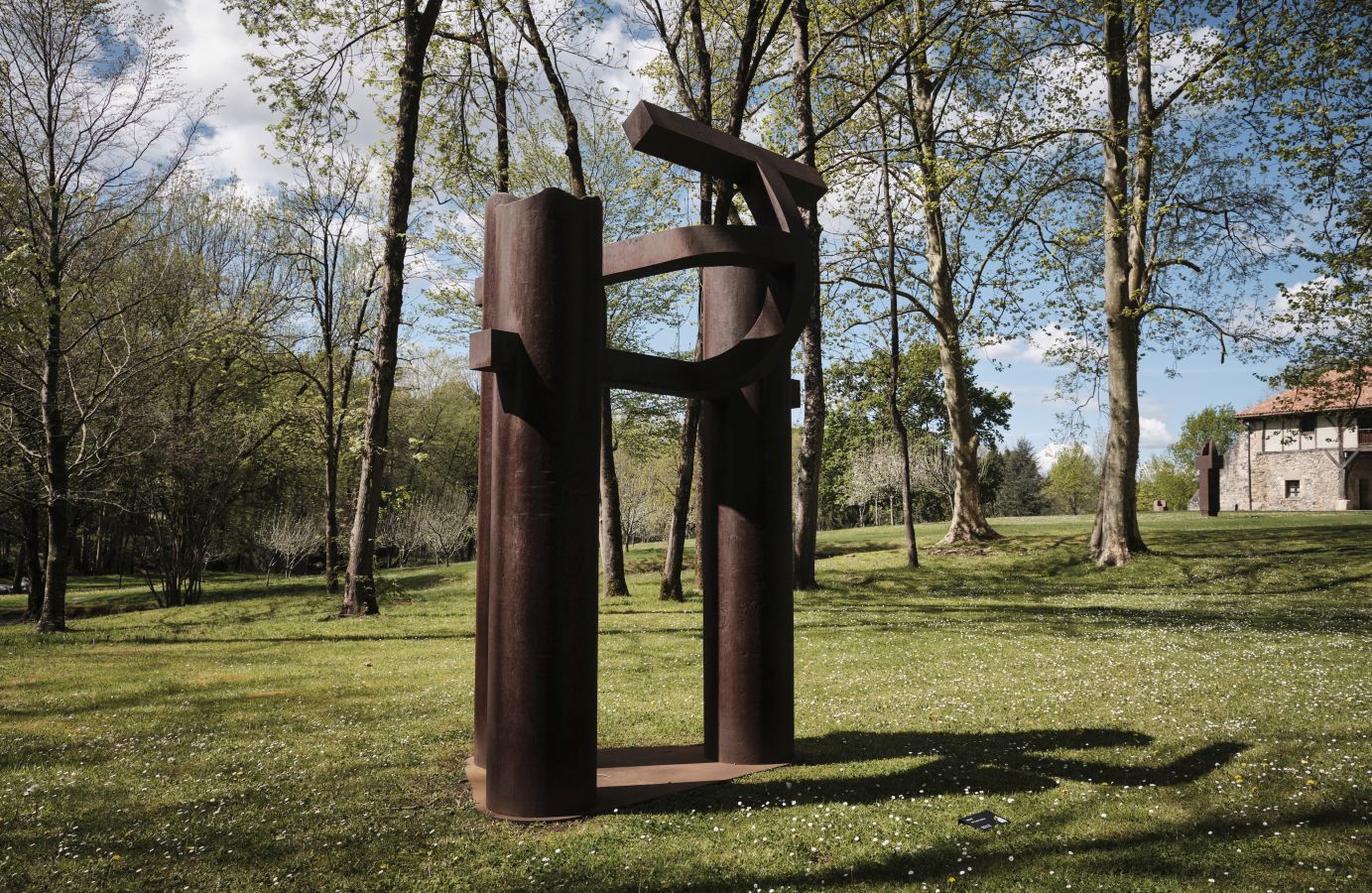 Los responsables del remodelado museo de Zabalaga presentan las nuevas instalaciones y la exposición inaugural antes de su reapertura al público