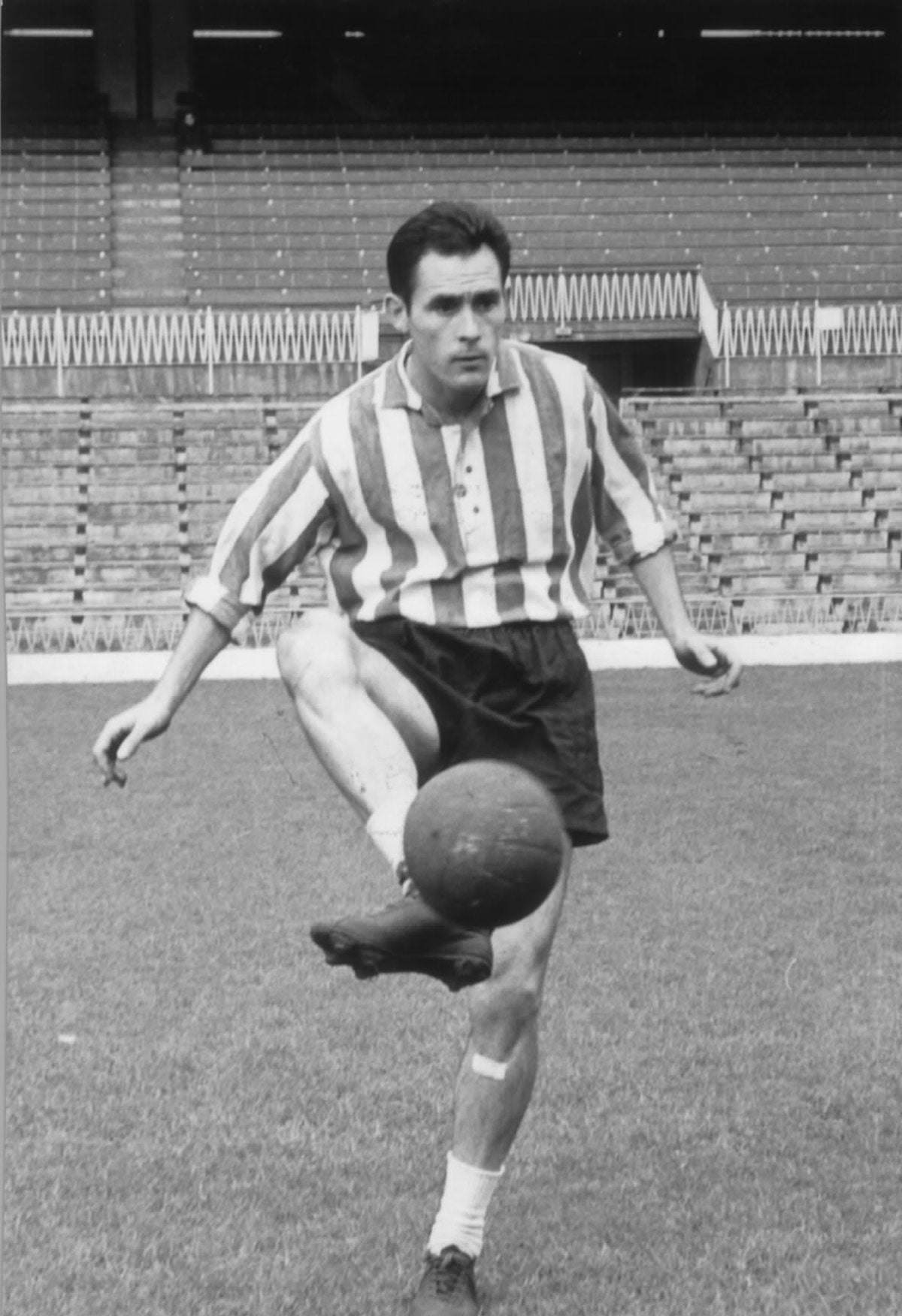 Manuel González Etura (Sestao. 1934), más conocido como Etura, fue un centrocampista que fichó por el Athletic en 1953 procedente del Getxo. El jugador estuvo hasta 1966 en el conjunto rojiblanco, para después pasar al Indauchu y retirarse una temporada después. Con el Athletic jugó 248 partidos, y ganó una Liga y tres copas