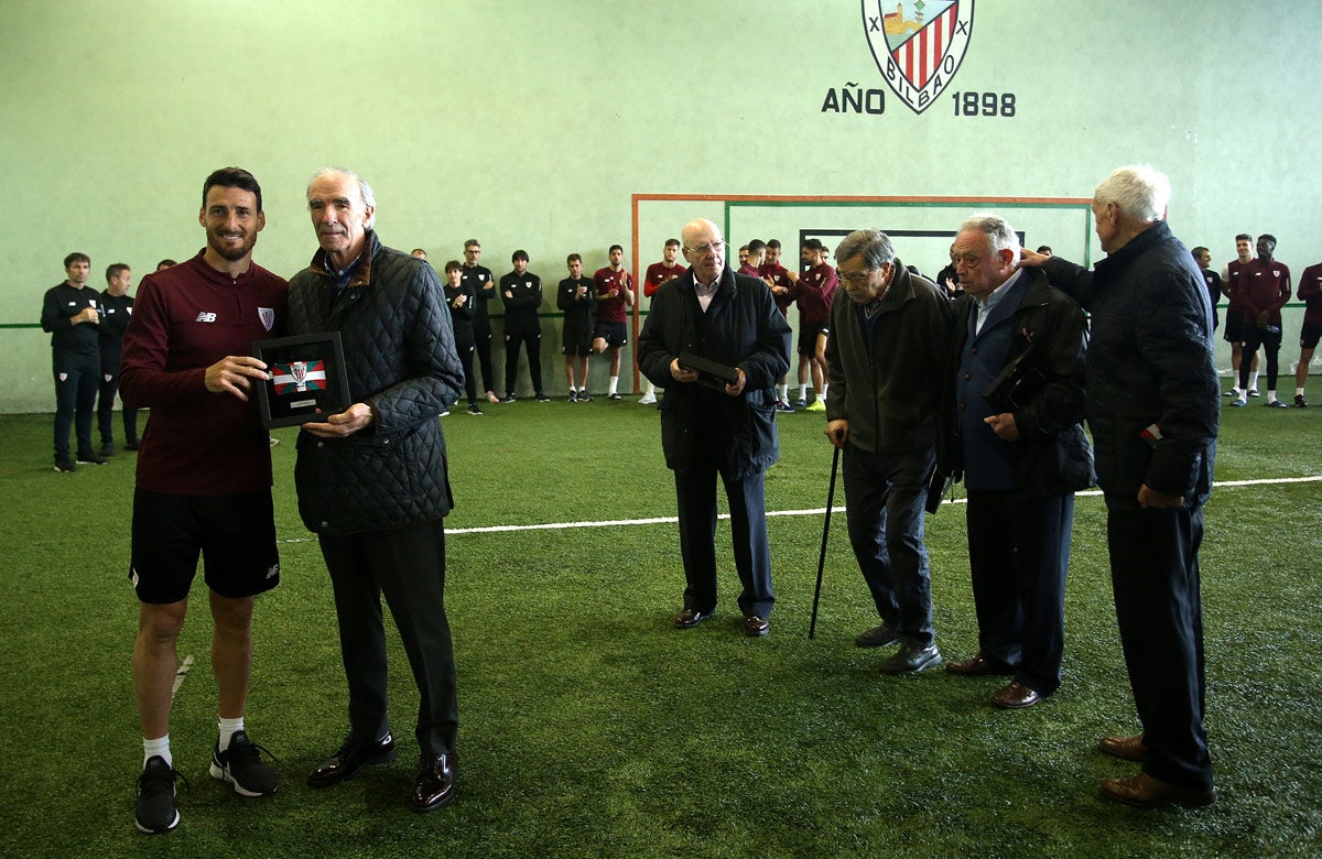 Iribar, en representación de Mauri, ha recogido de manos de Aduriz el reconocimiento.
