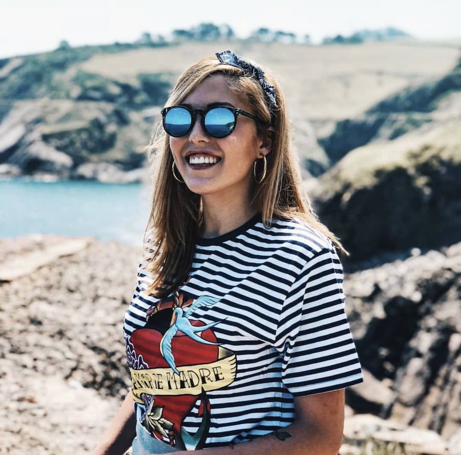 Un 'outfit' marinero con cinta en el pelo.