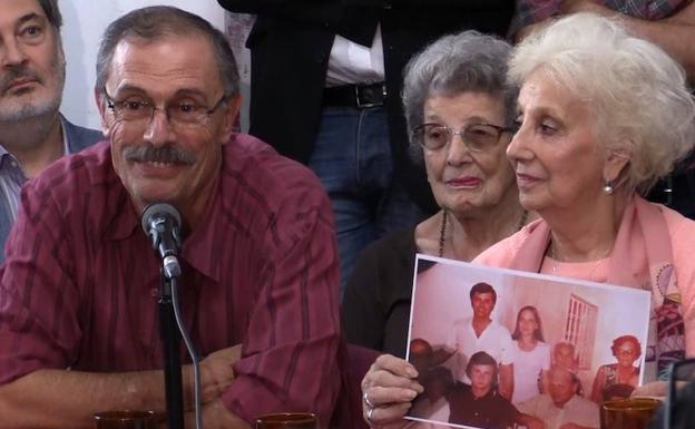 Estela de Carlotto (d), presidenta de la organización de derechos humanos argentina Abuelas de Plaza de Mayo, junto a Carlos Alberto Solsona (i), padre de la nieta restituida. 