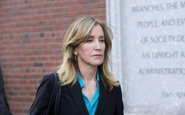 La actriz estadounidense Felicity Huffman sale del juzgado.