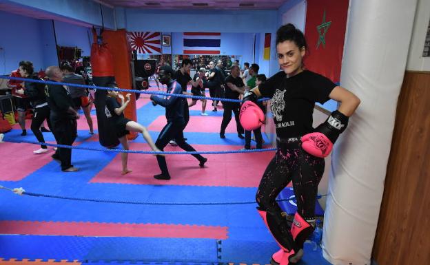 Olaia Capetillo, doble campeona de Euskadi, da clases en el gimnasio Kwoon Shaolin de Sestao. 