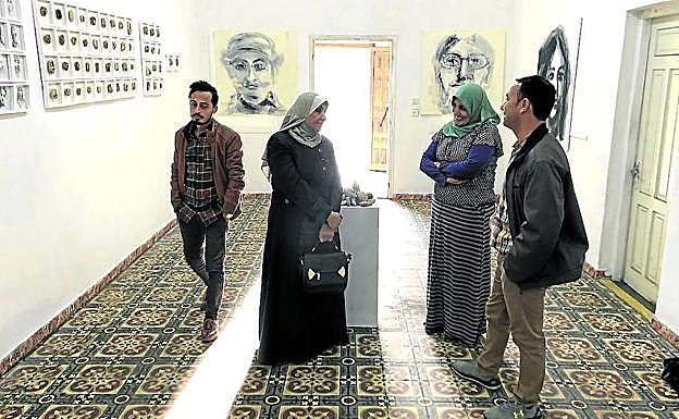 Gaza. Raed Issa atiende a algunos visitantes en la galería Eltiqa, donde expone sus trabajos. 