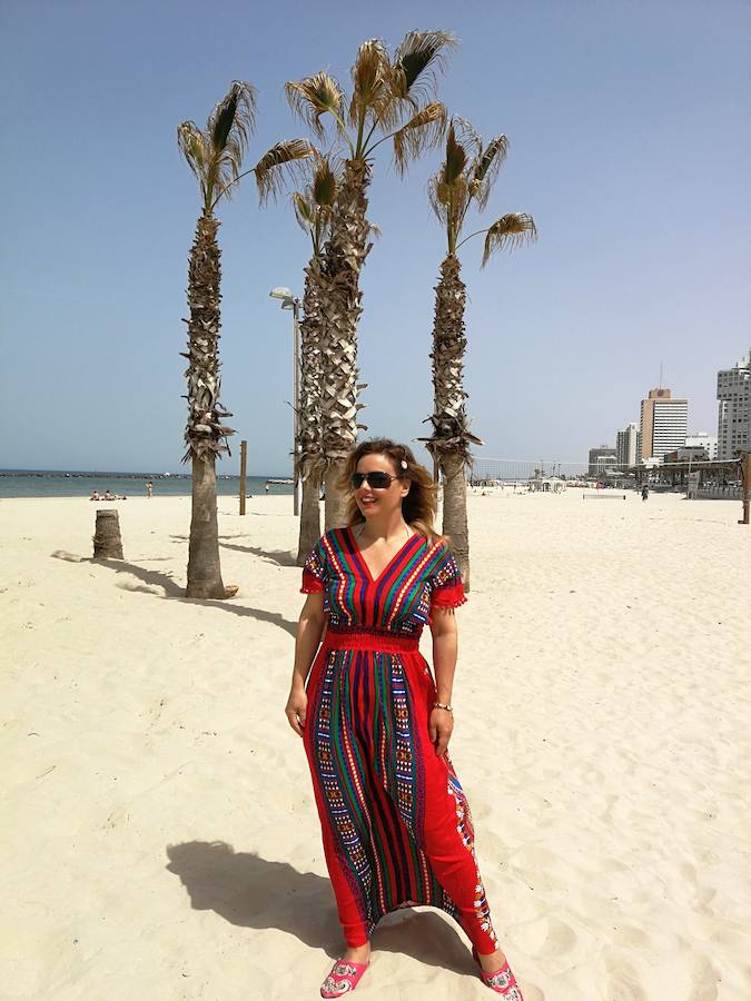 Un look potente en rojo para ir a la playa.