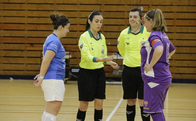 La árbitra vizcaína al inicio de su partido de debut en categoría Nacional. 