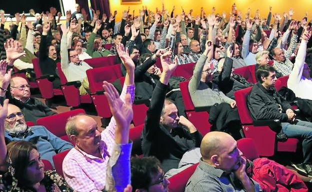 A la asamblea, que tuvo lugar en el Teatro Barakaldo, acudieron un total de 369 abonados, que votaron a mano alzada.