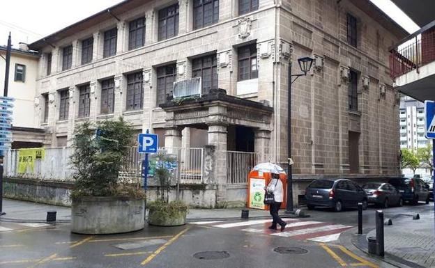 El inmueble, que albergó las antiguas escuelas públicas, se encuentra cerrado desde 2004. 