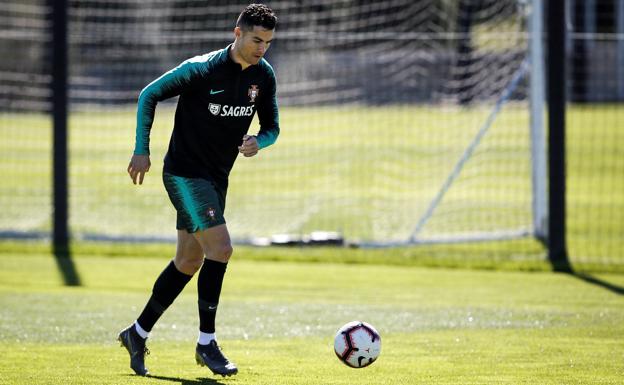 El jugador de la selección portuguesa Cristiano Ronaldo asiste a un entrenamiento del equipo en Oeiras a las afueras de Lisboa, Portugal.