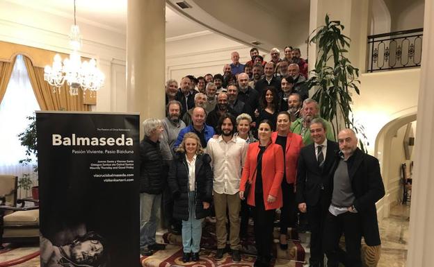 El elenco de actores junto a autoridades en el acto de presentación.