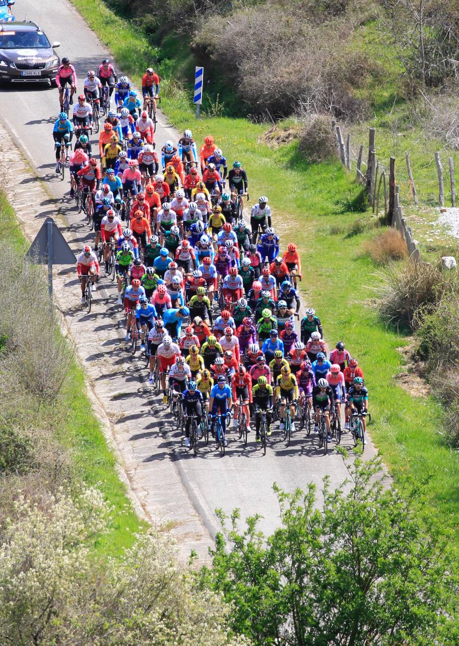 El pelotón, en la Vuelta al País Vasco 2019