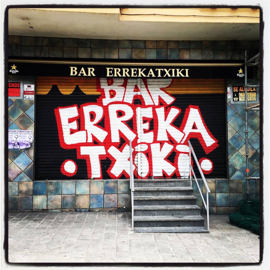 El nombre de este establecimiento hostelero de la calle Errekatxiki, en Santa Lucía, luce sobre su persiana.