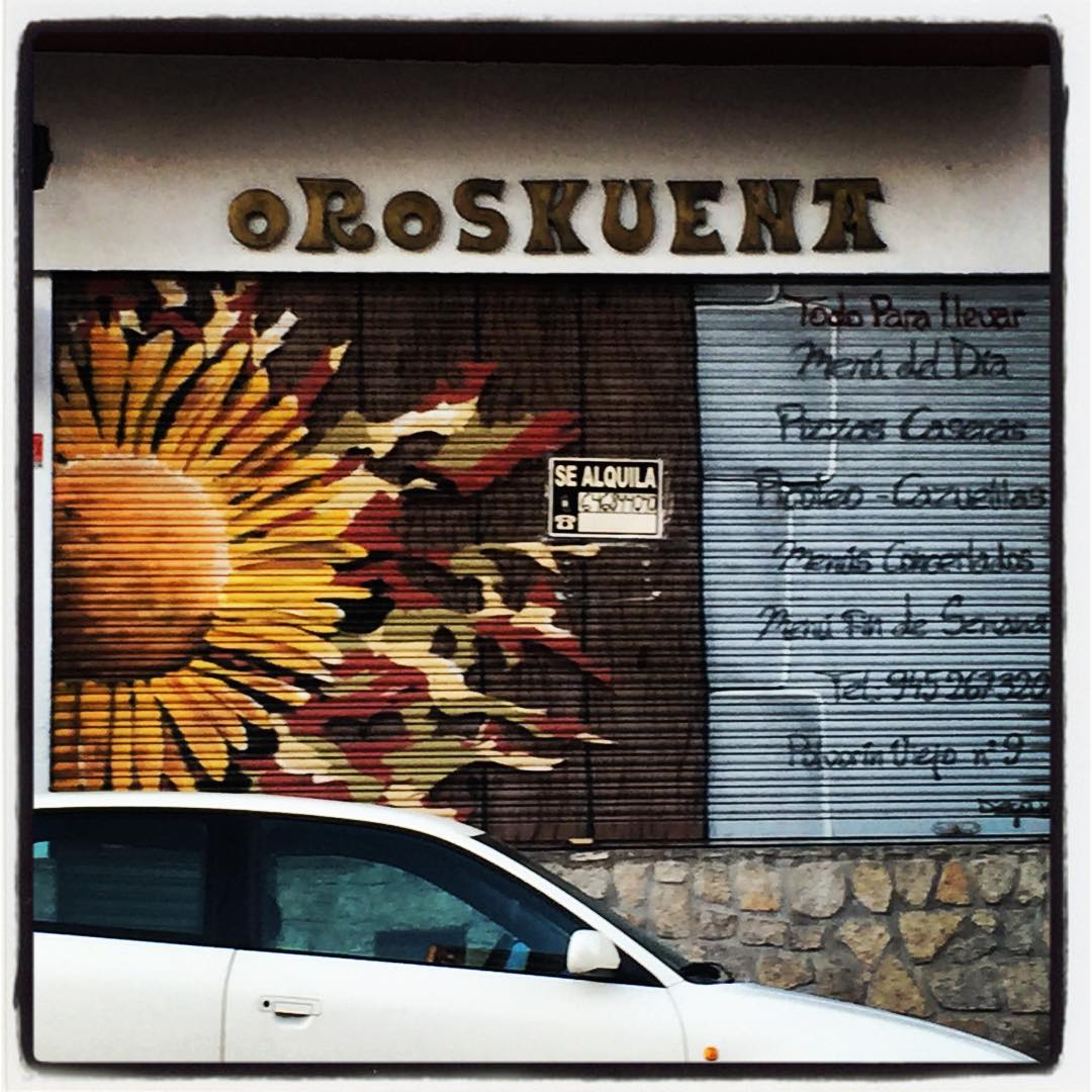 Un detalle floral sobre la persiana de este local hostelero de la calle Polvorín Viejo, en Santa Lucía.