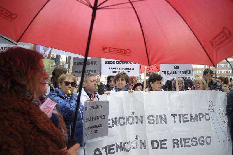 Un millar de profesionales sanitarios reclaman reforzar las plantillas para hacer frente a la «presión asistencial» que sufren los centros de salud de Osakidetza