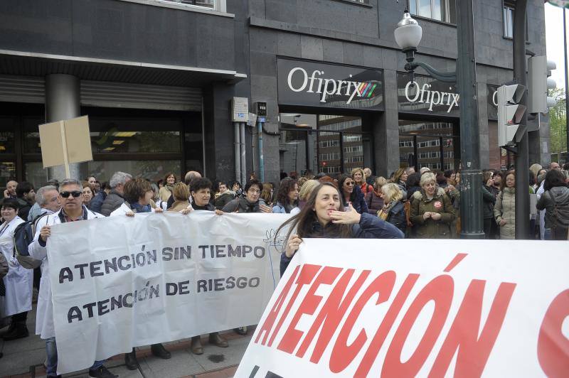 Un millar de profesionales sanitarios reclaman reforzar las plantillas para hacer frente a la «presión asistencial» que sufren los centros de salud de Osakidetza