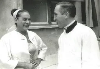 Celia Gámez charla con el capellán, Luis María Esparza