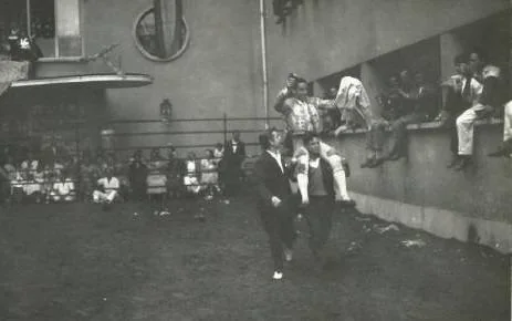 Novillada celebrada en los 60 a la entrada del pabellón del actual Hospital Santa Marina