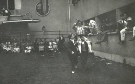 Novillada celebrada en los 60 a la entrada del pabellón del actual Hospital Santa Marina