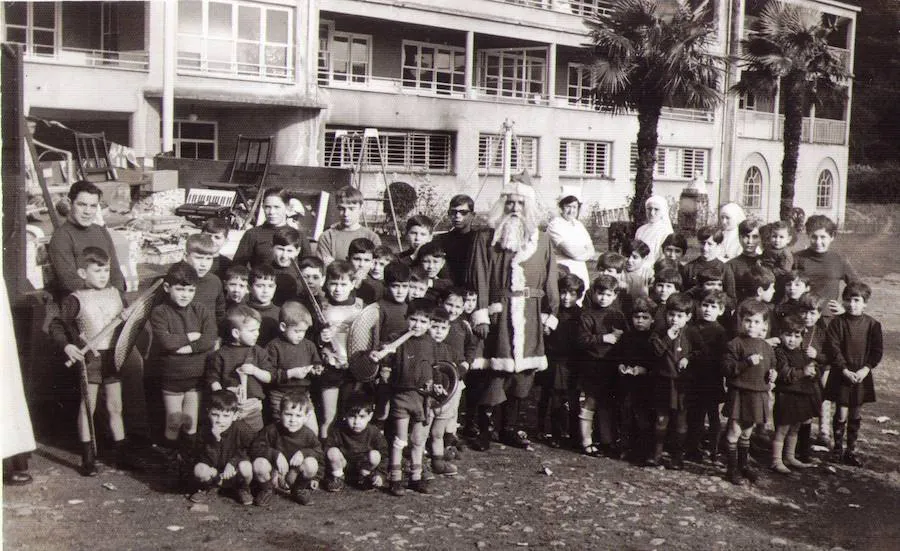 Visita de Papa Noel a los niños del pabellón Tapia en 1961