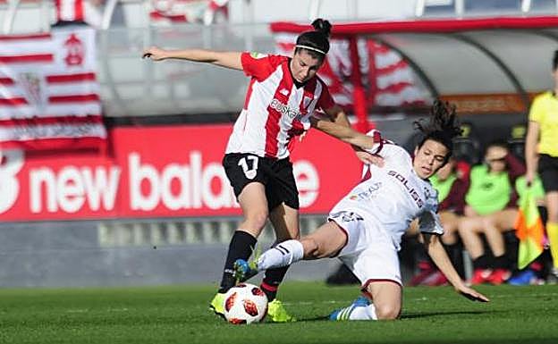 Lucía García tratando de controlar un balón en el choque de ida ante el Fundación Albacete en Lezama. 