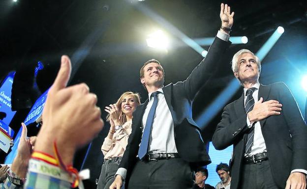 Pablo Casado, entre su esposa y su 'número dos' por Madrid, Adolfo Suárez Illana, ayer en el acto oficial del inicio de campaña.