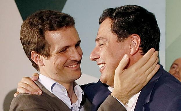 Pablo Casado (i) y Juanma Moreno. 