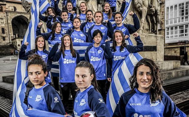 Las Gloriosas animan a su club desde la plaza de la Virgen Blanca.