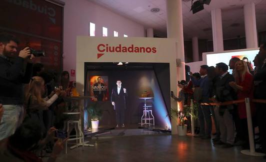 El líder de Ciudadanos Albert Rivera, proyectado mediante un holograma, durante el inicio de campaña electoral que el partido naranja celebra esta noche en la sede del partido en Madrid. 