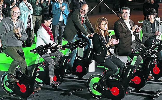 Aitor Esteban y los principales candidatos del PNV, anoche en Vitoria.