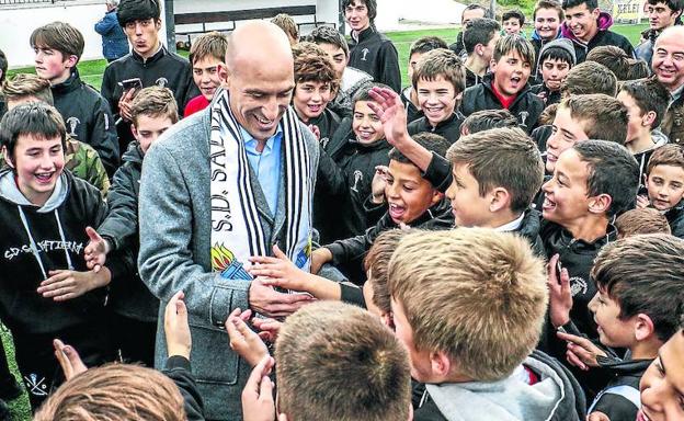 Luis Rubiales, presidente de la Federación Española, rodeado de niños en las instalaciones del Salvatierra.