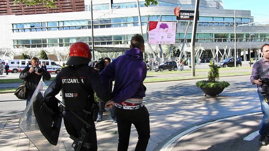 La Ertzaintza ha cargado contra un grupo de personas que protestaban por la presencia de la formación de extrema derecha