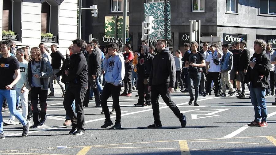 La Ertzaintza ha cargado contra un grupo de personas que protestaban por la presencia de la formación de extrema derecha