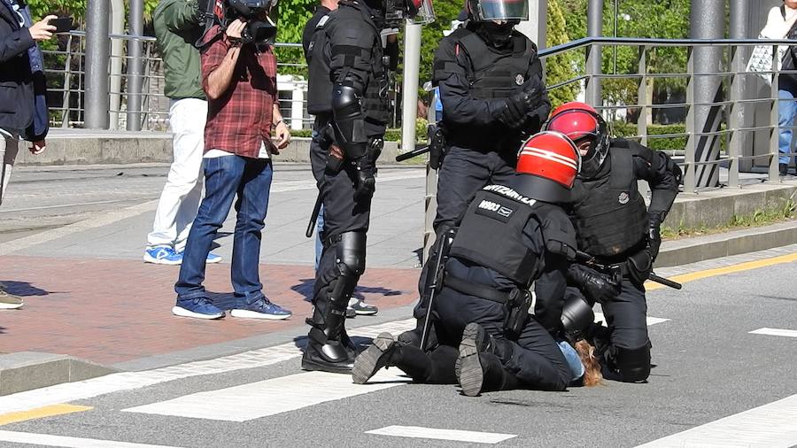 La Ertzaintza ha cargado contra un grupo de personas que protestaban por la presencia de la formación de extrema derecha