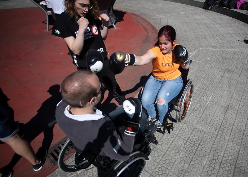 'Eusko Boxa' hizo disfrutar del boxeo adaptado a personas con movilida dreducida y un invidente en Bilbao