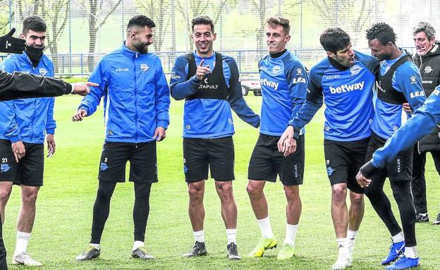 Martín, Duarte, Jony, Álex Blanco, Manu García y Twumasi, durante el entrenamiento de ayer en Ibaia. 